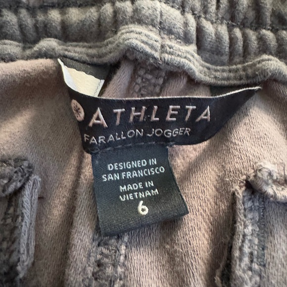 Woman’s Athleta army fatigue size 6 joggers
Gently worn - Picture 3 of 3